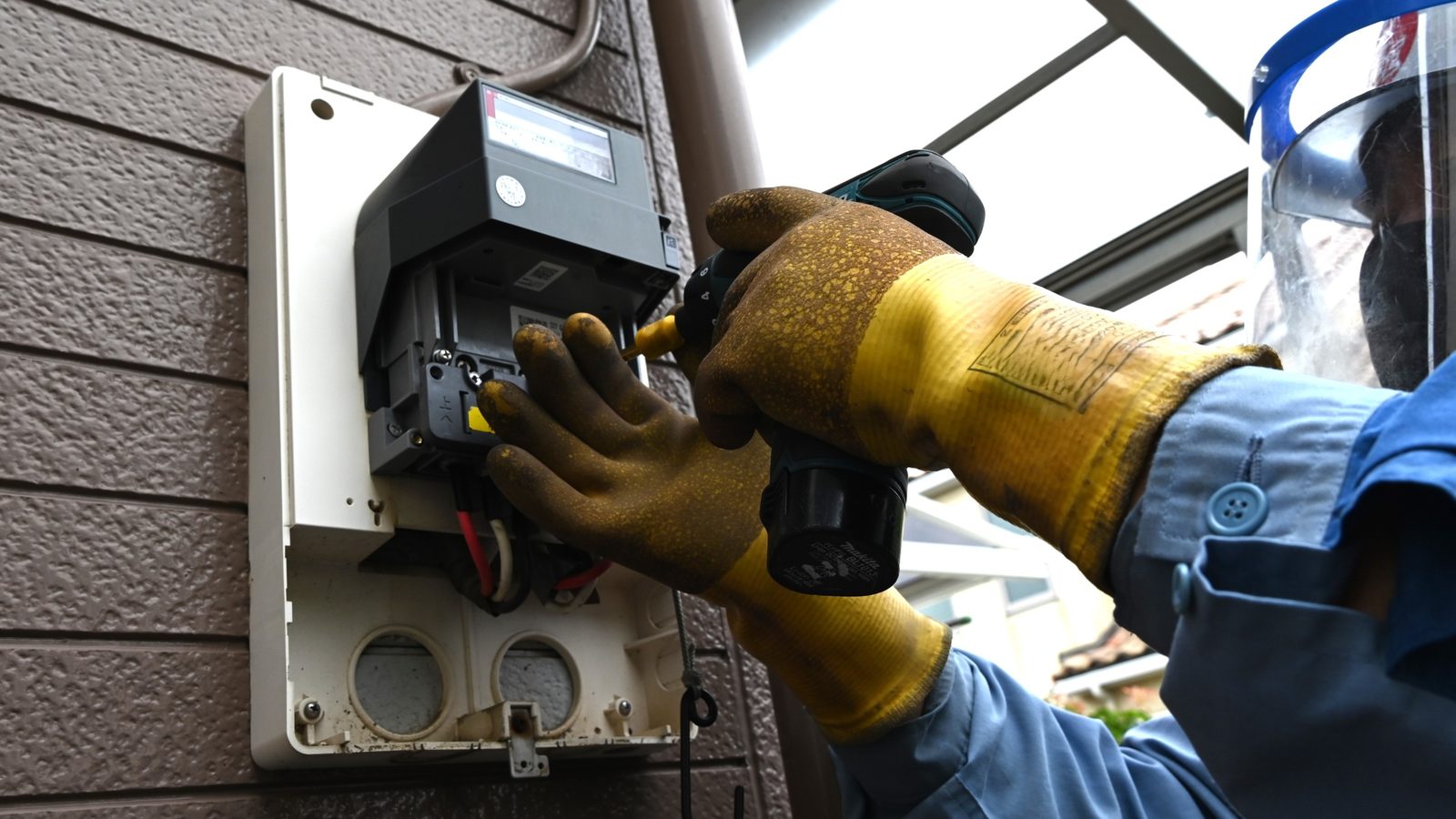 Electricista de MG Electricistas trabajando en un medidor